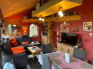 ein Wohnzimmer mit einem Sofa und einem Tisch in der Unterkunft Bien être et détente chez côté campagne et jardin in Ohnenheim