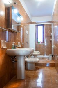 a bathroom with two toilets and a sink at Casa Libertà in Castellammare del Golfo