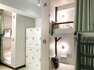 ein Zimmer mit 2 Etagenbetten und einem Etagenbett mit einem Etagenbett in der Unterkunft 4Plus Hostel in Taipeh