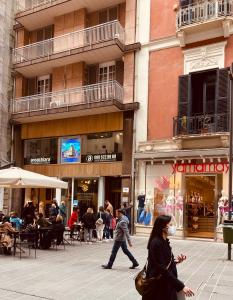 Una donna che cammina per strada in una città di Sparano Top Class 7 a Bari