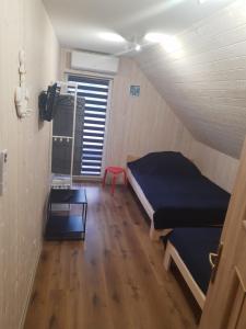 pokój z łóżkiem i stołem w obiekcie Lazurowe Apartamenty w mieście Niechorze