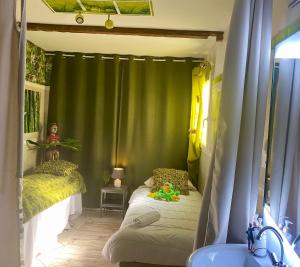 SUITE spa accès autonome tesisinde bir odada yatak veya yataklar