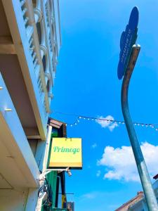 Primego Boutique Hotel في فوكيت تاون: لافته لدخول صيدليه