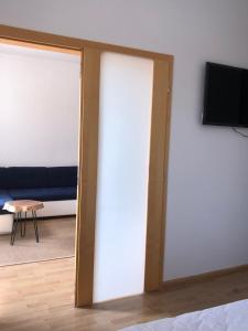 Televízia a/alebo spoločenská miestnosť v ubytovaní Apartmán Lara
