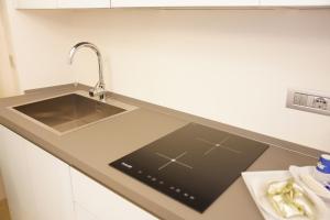 eine Küche mit Spüle und Arbeitsplatte in der Unterkunft Santa Cesarea Residence Casa Vacanze - La vetta del Sasso Barisano in Matera + 15 Fotos