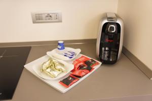 eine Theke mit einer Kaffeemaschine und etwas Essen in der Unterkunft Santa Cesarea Residence Casa Vacanze - La vetta del Sasso Barisano in Matera