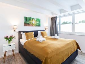 Un pat sau paturi într-o cameră la FeWo Prora - Sternenblick Penthouse