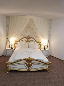 1 dormitorio con 1 cama grande y 2 mesitas de noche en Wall St House en Sibiu