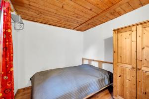 a bedroom with a bed and a wooden ceiling at Pronájem chalupy Seč-Rostejn in Drhotín