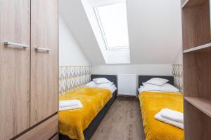 Posteľ alebo postele v izbe v ubytovaní Apartamenty Jantar