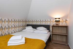 Posteľ alebo postele v izbe v ubytovaní Apartamenty Jantar