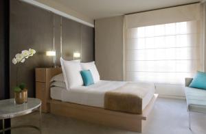 Postel nebo postele na pokoji v ubytování Establishment Hotel