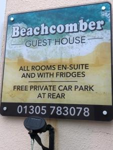 un panneau indiquant une maison d'hôtes sur un mur dans l'établissement Beachcomber Guesthouse, à Weymouth