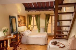 una camera d'albergo con due letti e una scala di Bollo Apartments a Roma