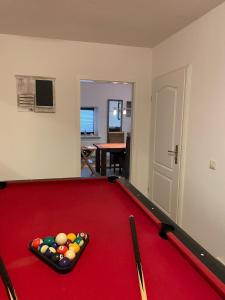 Biliár nebo kulečník v ubytování Idylle auf dem Reiterhof bei Husum