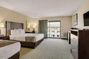 מיטה או מיטות בחדר ב-Rodeway Inn & Suites Portland - Jantzen Beach