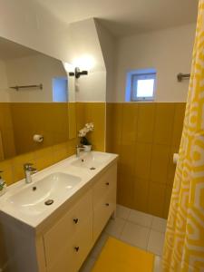 łazienka z umywalką i lustrem w obiekcie Villa Trófea w Hévízie +35 zdjęć