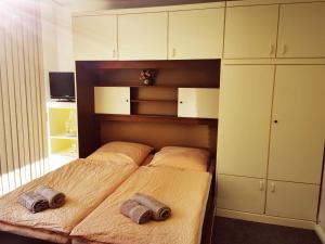 a bedroom with a bed with two towels on it at Haus am Binnensee in Fehmarn