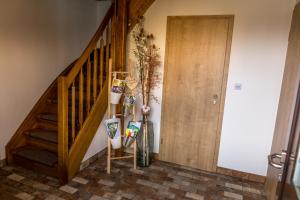 einen Flur mit einer Treppe und einer Holztür in der Unterkunft Lübbenauer Spreewaldnest in Lübbenau