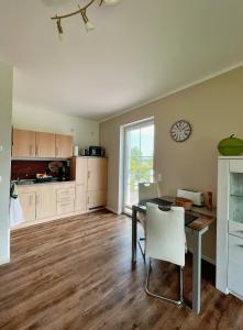 A cozinha ou kitchenette de Ferienwohnung Apfelrose