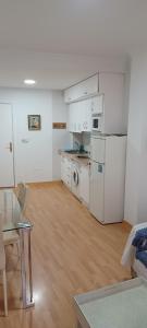 cocina con nevera blanca y mesa en Apartamento Casa Alejandra, en Fuengirola