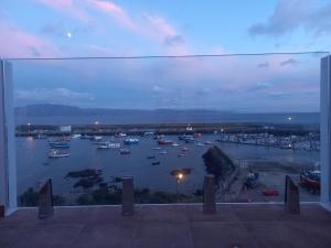 widok na port z łodziami w wodzie w obiekcie Casa Xenoveva w mieście Fisterra