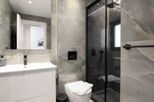 łazienka z prysznicem, toaletą i umywalką w obiekcie Lux apt next to port & city center w Heraklionie +26 zdjęć