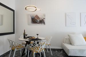 jadalnia ze stołem, krzesłami i kanapą w obiekcie Lux apt next to port & city center w Heraklionie