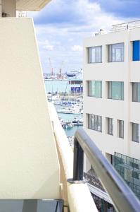 balkon budynku z widokiem na port w obiekcie Lux apt next to port & city center w Heraklionie