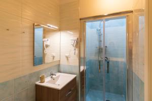un bagno con lavandino e doccia di Suites Trinità in Toledo street a Napoli
