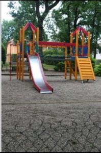 um parque infantil com escorrega num parque em Superbe duplex em Monflanquin