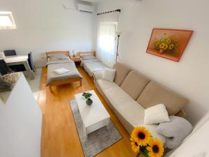 an overhead view of a living room with a couch at Apartmani Milan in Trebinje