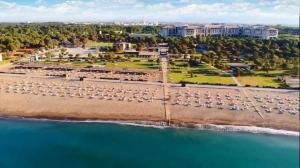 ベレキにあるSarp Hotel Kadriyeのリゾートのビーチの空中の景色を望めます。