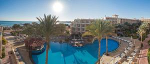z góry widok na ośrodek z basenem i palmami w obiekcie Hotel Sea Star Beau Rivage w mieście Hurghada