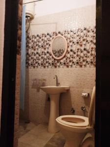 ブンディにあるHotel Bundi Houseのバスルーム(トイレ、洗面台付)