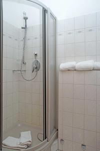 y baño con ducha y puerta de cristal. en Fischerhus _ Wohnung 3 en Cuxhaven