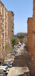 um parque de estacionamento com carros estacionados e edifícios altos em Huelin House Beach and Sun, con parking y a 500 metros de la playa em Málaga