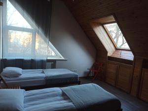 2 camas en una habitación con 2 ventanas en Rock'n'hostel en Vilna