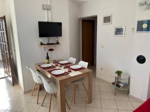 Telewizja i/lub zestaw kina domowego w obiekcie Apartment MADIS & Free Bikes