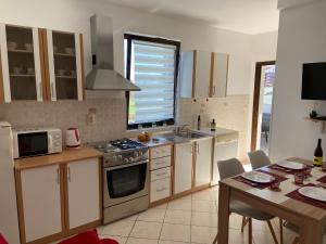 Kuchnia lub aneks kuchenny w obiekcie Apartment MADIS & Free Bikes