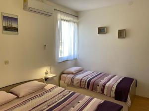 sypialnia z dwoma łóżkami i oknem w obiekcie Apartment MADIS & Free Bikes w Puli