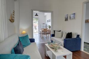 Зона вітальні в Sinioritsa's House Skopelos