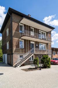 un bâtiment en briques avec un escalier sur son côté dans l'établissement City Center Apartments Mostowa 17A, à Augustów