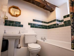 un bagno con un water, un lavandino e una vasca di Pass the Keys Quaint 1 bedroom cottage in Church Stretton a Church Stretton Altre 16 foto