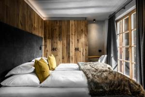 A bed or beds in a room at Sportony Mountain Lodges