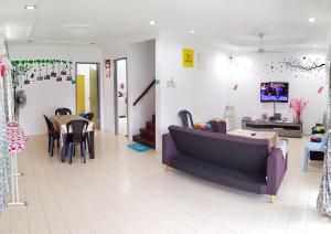 - un salon avec un canapé et une table dans l'établissement H Homestay Sibu - 500Mbps Wifi, Full Astro & Private Parking!, à Sibu