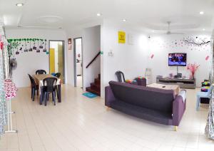 uma sala de estar com um sofá e uma mesa em H Homestay Sibu - 500Mbps Wifi, Full Astro & Private Parking! em Sibu