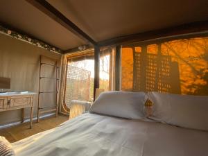 Beautiful Lakeside Safari Lodge في بروتون: غرفة نوم بسرير كبير ونافذة
