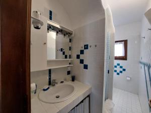 Ванна кімната в "Sardinia Blue Home" Vista mare, tramonti mozzafiato su Golfo Asinara, giardino, parking e Wi-Fi