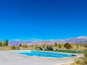 a swimming pool with a view of the mountains at Mini Inca Roca in Uspallata